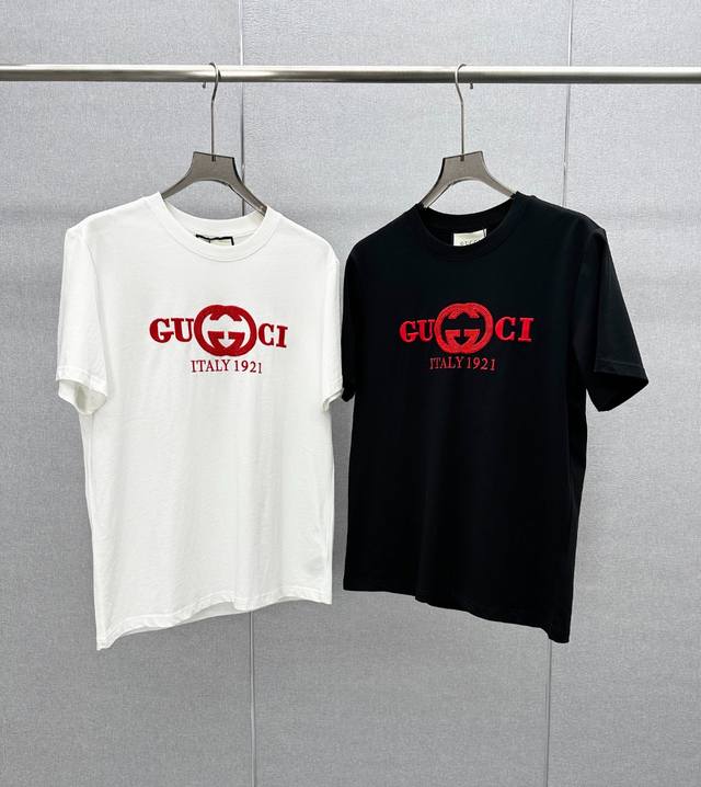 新品 2025夏季新款Gu*Ci 刺绣标识男士纯棉圆领短袖T恤 。夏季全新亮点,点缀性亮色元素刺绣标识,再度匠心呈现客供水洗针织棉面料,松软细腻着身感更舒适透气