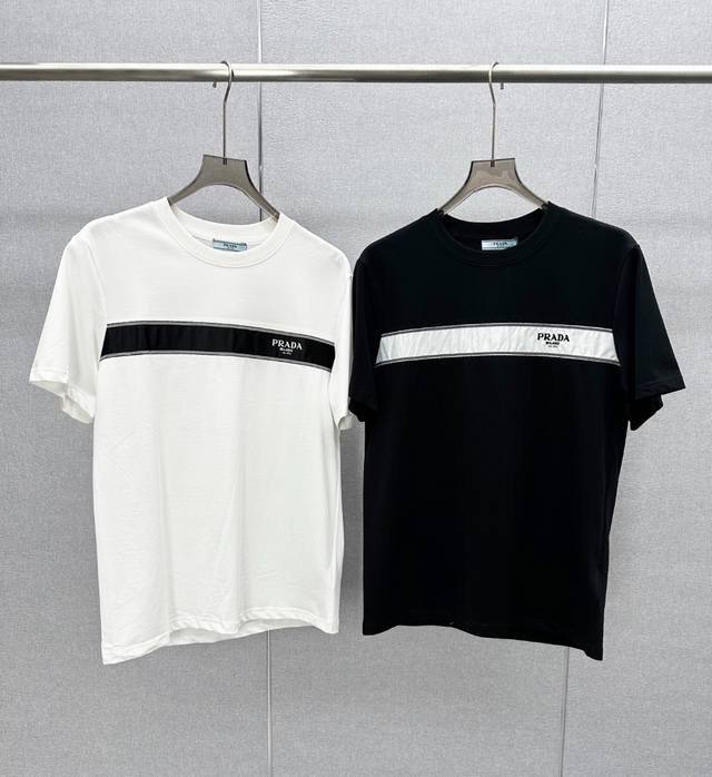 新品 洋行贸易渠道货品,2025夏季新款Pr*Da Milano 刺绣标识男士纯棉圆领短袖T恤。优雅气质型格的裁剪设计理念,展现独特前卫时尚个性,简约格调却不失