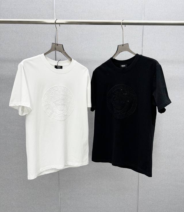 新品 贸易渠道工厂P货品.2025春夏新款Ve*Sa*E 美杜莎人像刺绣标识圆领短袖T恤 经典著作独具魅力.Vsc靓丽元素让时尚重新演绎了法国文艺复兴时期的艺术