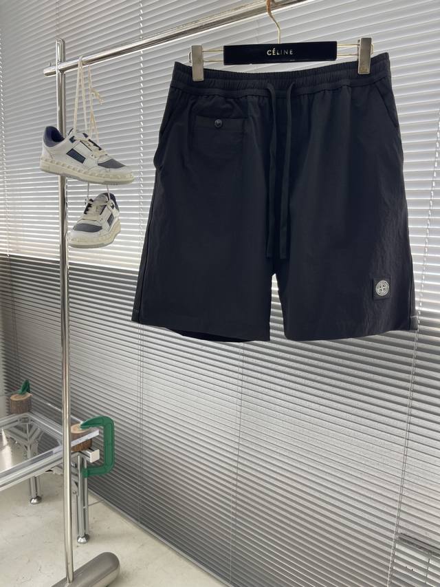 Stone Island 25Ss新款短裤，十字罗盘的短裤简单最抢手！！！Stone柜台和全网都卖空了 速度入手。进口定制米色 黑色户外功能面料 25年新品。