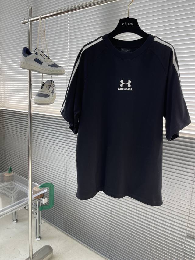 Balenciag 25Ss春夏款T恤！经典刺绣字母短袖T恤！ -购入原版开模打造，定制侧标，下摆双窄针平车，细节决定成败 Os落肩版型 无性别区分 -采用28