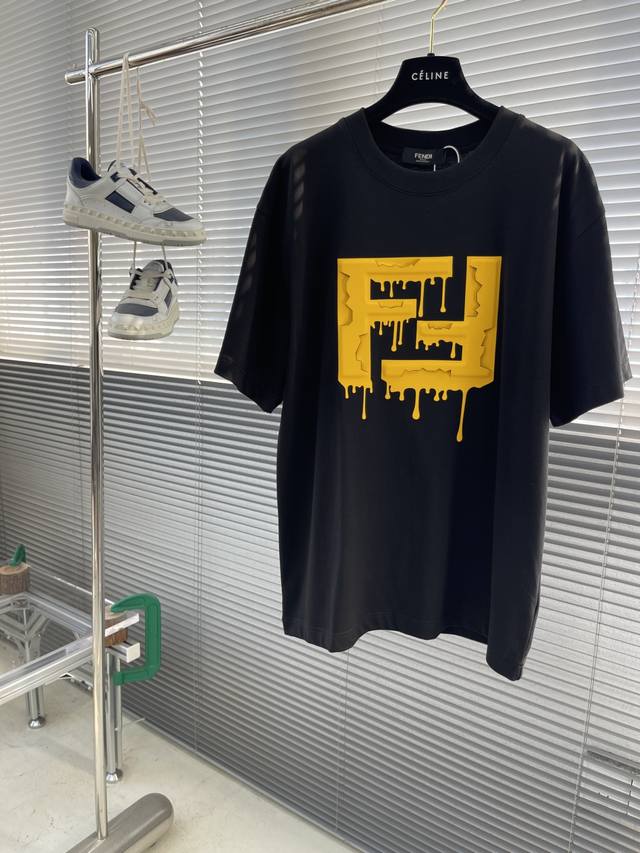 Fend 2025春夏新款胶印字母图案短袖 无论是单穿还是作为内搭，都能轻松驾驭，展现随性洒脱态度。 男女同款 码数：Xs-L