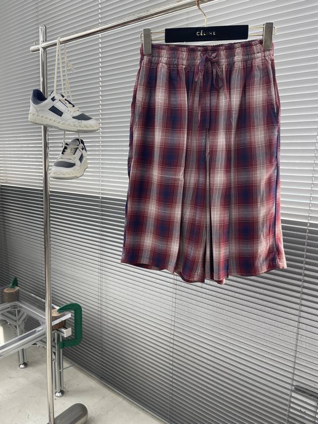 Acne Studio 25Ss 格子短袖短裤 采用新疆长绒棉与色纺纱混纺，通过21针精梳工艺确保纱线支数达到120S以上，实现面料的光泽度与抗皱平衡。格纹图案