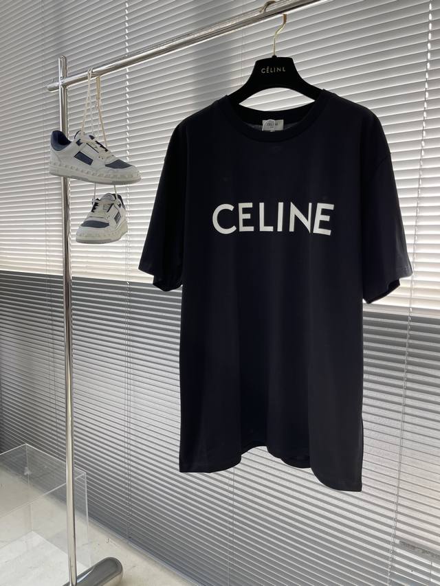 Celin 经典Logo印花短袖 采用170克50支双股 手感柔软 舒适亲肤 简单到极致就是时髦 最简单的经典白色T恤 最能打动人心 采用弹力胶浆印花 效果工整