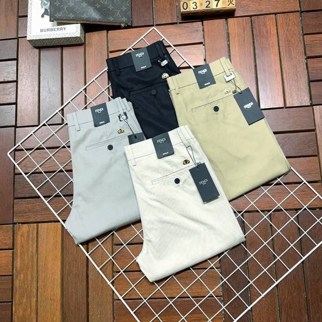 Fendi芬迪 爆款来袭 新款新品 专柜有售 实体店已极品休闲裤西裤专柜原版1:1好货，适合各个年龄段。市场最高版本的欧洲进口面料。舒适柔软亲肤，上身效果超级棒