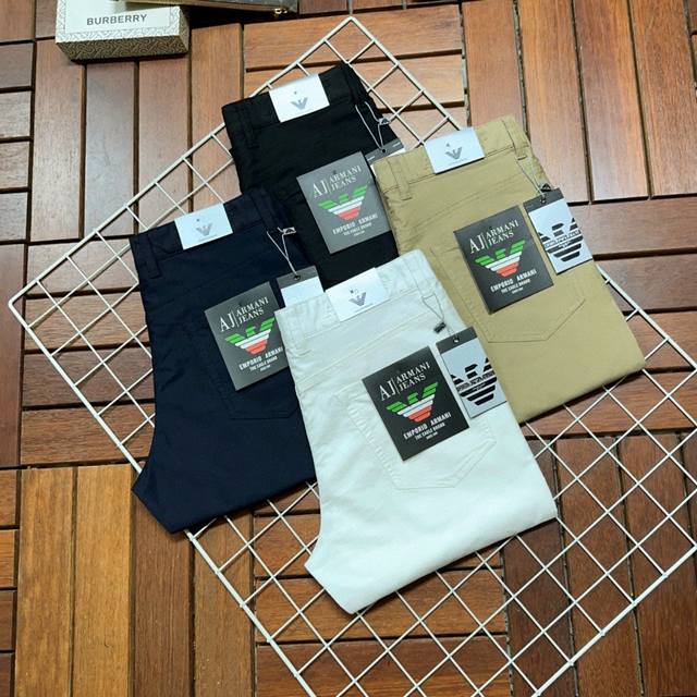 Armani阿玛尼爆款来袭 新款新品 专柜有售 实体店已极品休闲裤西裤专柜原版1:1好货，适合各个年龄段。市场最高版本的欧洲进口面料。舒适柔软亲肤，上身效果超级
