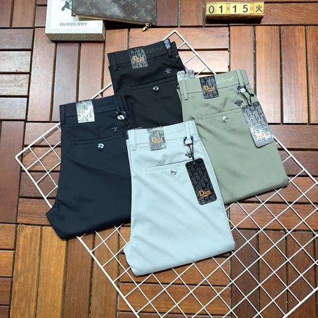 Dior 迪奥 新款新品 专柜有售 实体店极品休闲裤专柜原版1:1好货，适合各个年龄段。市场最高版本的欧洲进口面料。舒适柔软亲肤，上身效果超级棒时尚百搭，笔挺有