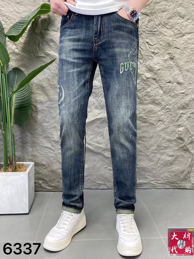 古奇 春夏最新专柜系列 高端订制修身小脚牛仔裤 最新时装周走秀款 完美五金装饰 超重工艺设计 时尚必备品 简约百搭款 纯手工刺绣缝制 原色酵母水洗工艺 精选重磅
