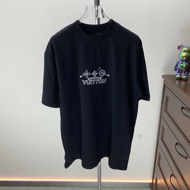 Lv 2025春夏新款 缕空贴布绣花 上身超舒服 男女同款宽松版 S M L Xl Xxl 五个码 黑色 白色