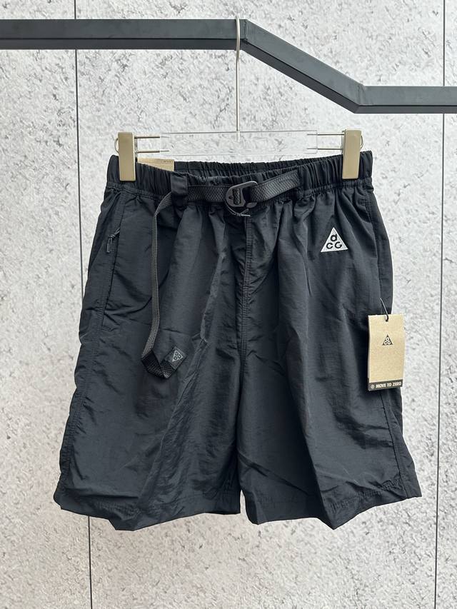 Acg Logo微标透气黑色色功能短裤 版型超正的五分裤，穿上超有型具有标志性独特的口袋拉链设计 既时尚又不失功能性 实用足 三彩缤纷衬托出你的不同气质 满分推