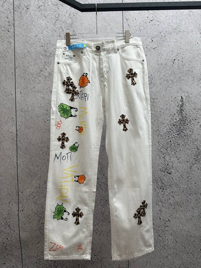 浓郁的克罗心风格，克罗心 Chrome Hearts 是知名的小众时尚品牌，以独特设计著称。此白色牛仔裤上，有彩色涂鸦文字与豹纹十字架等元素，艺术感十足，彰显个