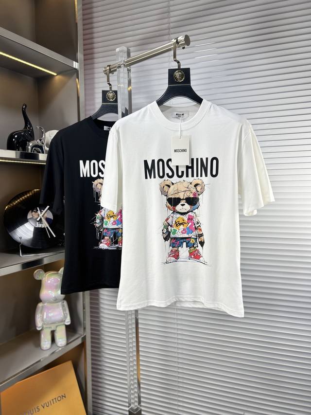 Mosc*莫斯奇诺 Ss25夏季新款 胸前印花图案圆领短袖T恤，今年芬迪真是越来越棒不同于其他款式，更是时尚达人必须入手的一件！定制220G高克重丝光面料 ，手