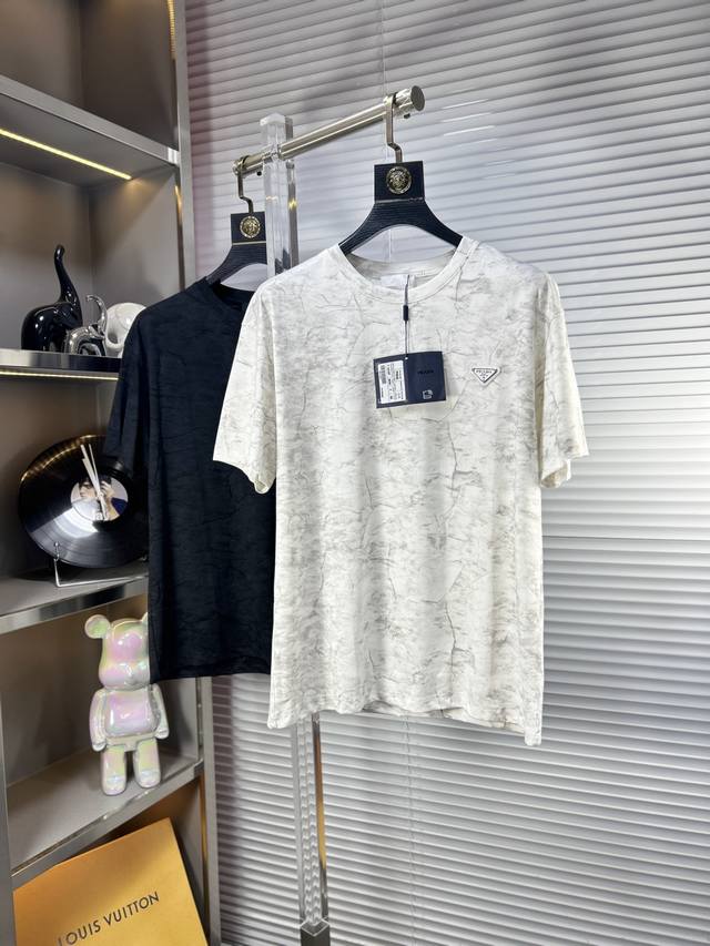 Prad*普拉达 Ss25夏季新款短袖，顶级图案Logo，帅气时尚，简约百搭款。面料棉 不仅挺括，保持潮流的廓形，又穿着舒适，纱织更细腻 O码数：S-Xxl
