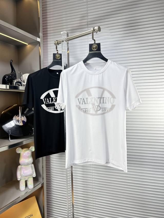 最大穿到240斤 Vale*华伦天奴 Ss25夏季新款短袖，顶级图案Logo，帅气时尚，简约百搭款。面料棉 不仅挺括，保持潮流的廓形，又穿着舒适，纱织更细腻 码