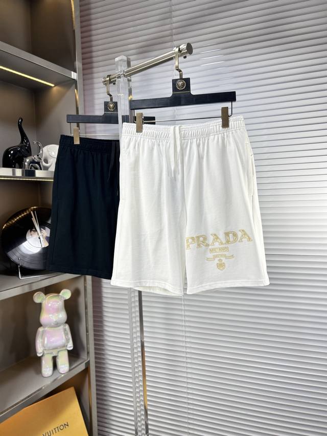 Prad*普拉达 Ss25夏季男士休闲短裤，堪称百搭单品，弹性松紧腰边抽绳设计，手感柔软、保型性好、低弹丝的构造使裤身弹性恰到好处，并且不易起皱！码数：S-Xx
