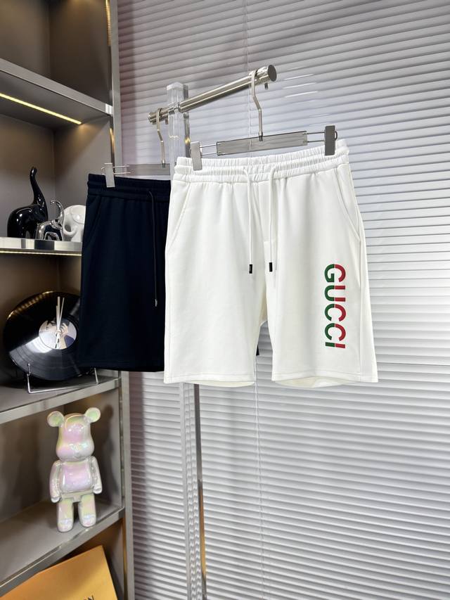 Gucc*古奇 Ss25夏季男士休闲短裤，堪称百搭单品，弹性松紧腰边抽绳设计，手感柔软、保型性好、低弹丝的构造使裤身弹性恰到好处，并且不易起皱！码数：M-Xxx