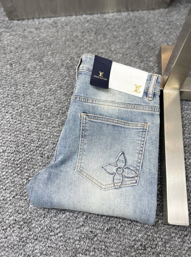 Lv*路易 Ss25春夏新款男士牛仔裤 面料弹性好。独家发售 官网同步 时尚优雅 采用原色酵母水洗工艺 精选进口重磅丹宁牛仔面料 配专柜五金装饰 真皮皮牌 精致