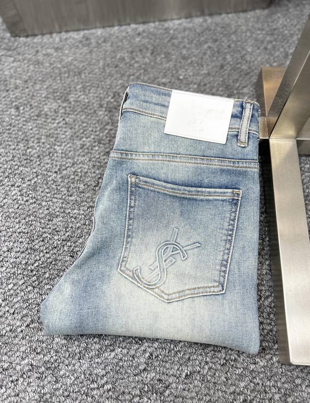 Ysl*圣罗兰 Ss25春夏新款男士牛仔裤 面料弹性好。独家发售 官网同步 时尚优雅 采用原色酵母水洗工艺 精选进口重磅丹宁牛仔面料 配专柜五金装饰 真皮皮牌