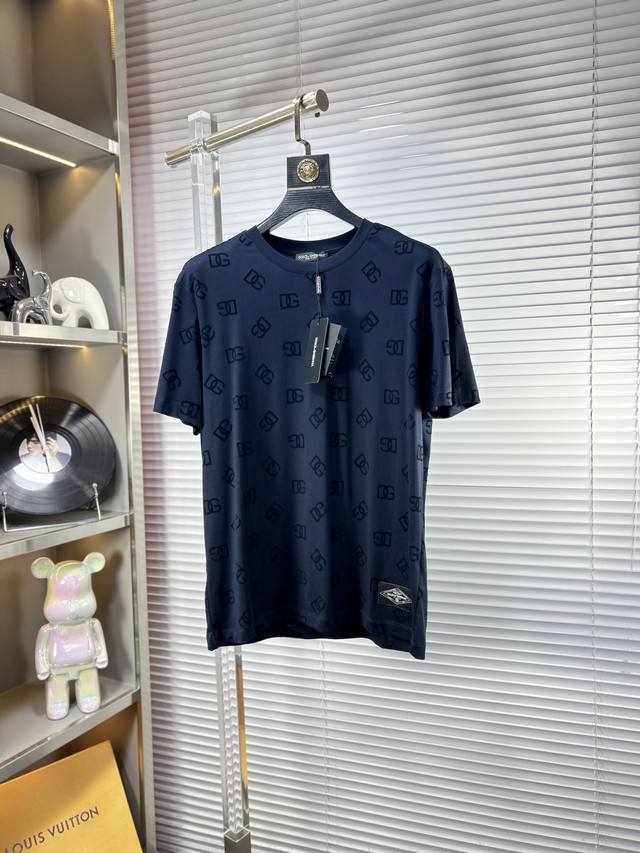 Dg*杜嘉班纳 Ss25夏季新款短袖，顶级图案Logo，帅气时尚，简约百搭款。面料棉 不仅挺括，保持潮流的廓形，又穿着舒适，纱织更细腻 O码数：S-Xxl