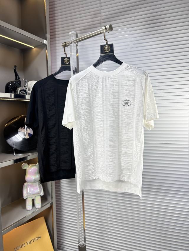 Prad*普拉达 Ss25夏季新款短袖，顶级图案Logo，帅气时尚，简约百搭款。面料棉 不仅挺括，保持潮流的廓形，又穿着舒适，纱织更细腻 D码数：M-Xxxl