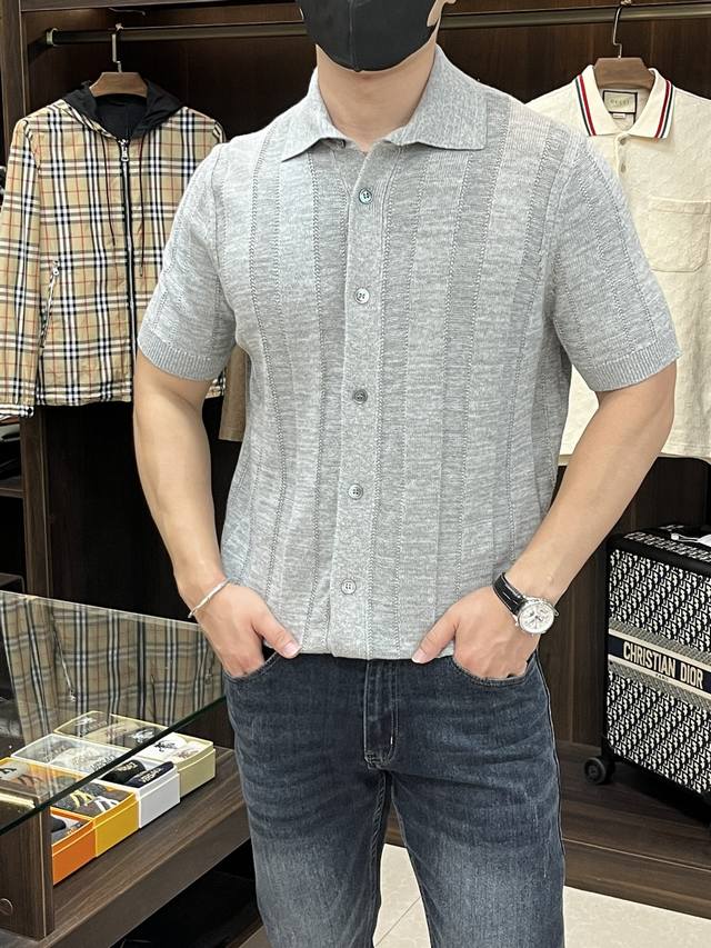 主推 Bc 25Ss新款棉麻精工罗纹针织短袖衬衫针织材料的柔软感婉约优雅，让这款短袖麻棉针织衬衫拥有更胜一筹的精致感。天然纱线精工织做的罗纹使饰面呈现出淡淡的竹