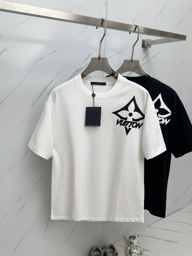 2025Ss夏季最新品，专柜同步有售，原单狠货，时尚休闲圆领短袖T恤，上身舒适！吸睛而有亮点，采用进口原版面料，顶级工艺字母图案Logo，简单而不失时尚，上身时