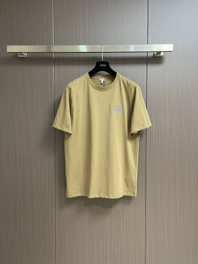 Loewe 双色意标刺绣短袖T恤，采用24S特纺织紧密棉，185G；搭配32S1X1拉架螺纹， G。采用立体刺绣工艺，徽标清晰还原间距曲线。精选具有光泽感的丝光