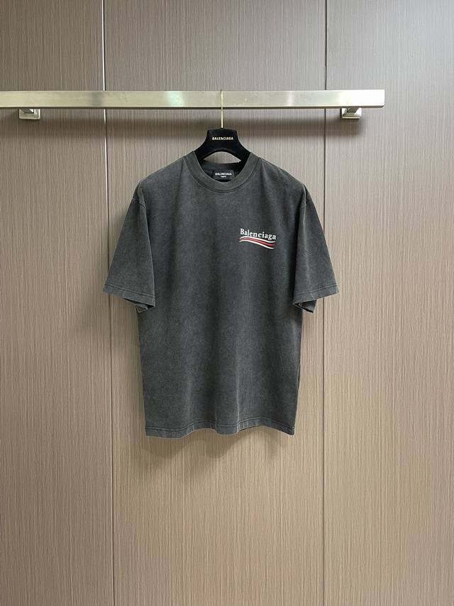 Balenciaga 2025Ss新款可乐海浪花印花洗水做旧磨烂短袖T恤，成衣洗水，设计感十足 ，面料采用巴黎Zp定织定染全棉双纱、克重 克，布面干净．布纹清晰