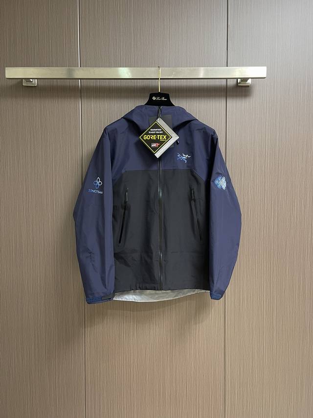 Arcteryx 始祖鸟X松赞联名系列户外防水硬壳 连帽冲锋衣外套。解锁关于西藏高原秘境的户外穿搭。Yb四次压胶工艺 整衣3D立体仿生学设计衣长臂弯，Tri-D