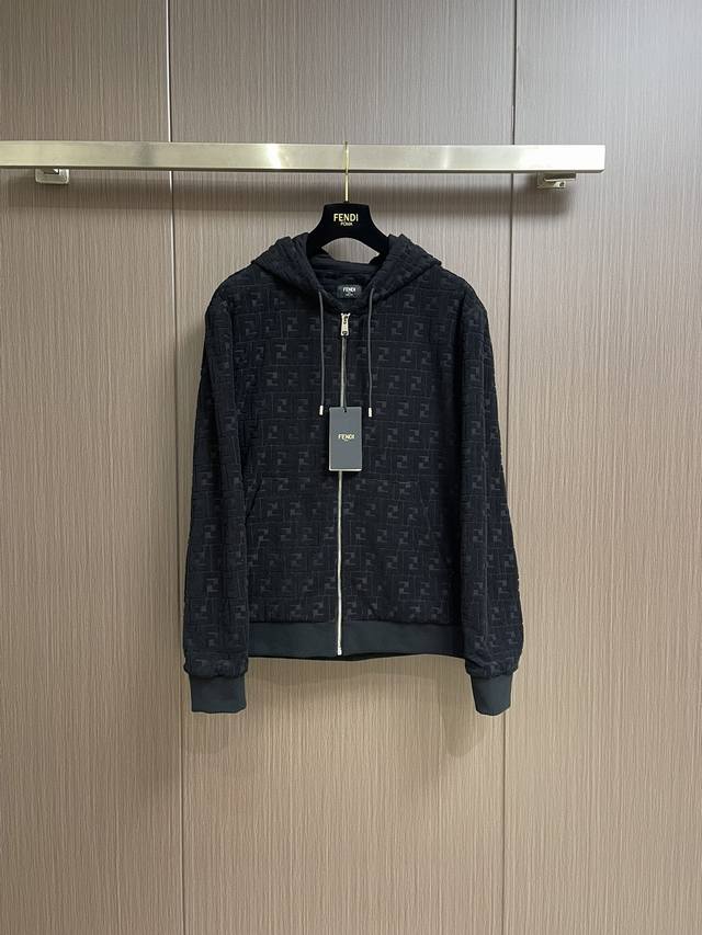 Fendi 毛巾绣提花连帽拉链卫衣运动衫，面料采用100％棉材质：这款运动衫采用100％棉的Ff毛巾布材质，柔软舒适，透气性好，非常适合运动或日常休闲穿着。凸纹