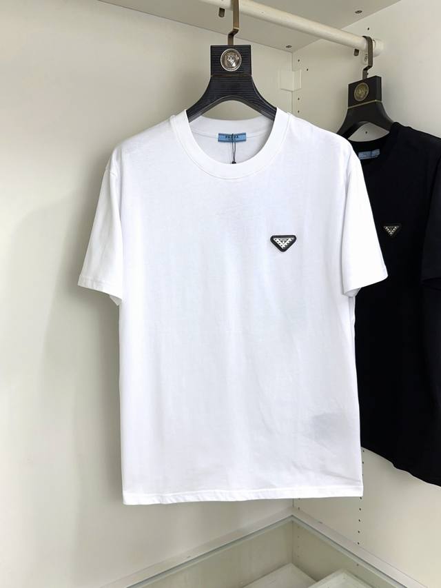 Prada 普拉达 顶级圆领休闲短袖高级定制百搭款式 任何人都可以轻松驾驭 面料全订制工艺 胸前奢华经典品牌最新Logo设计，非常显档次懂货的必须入！版型剪裁属