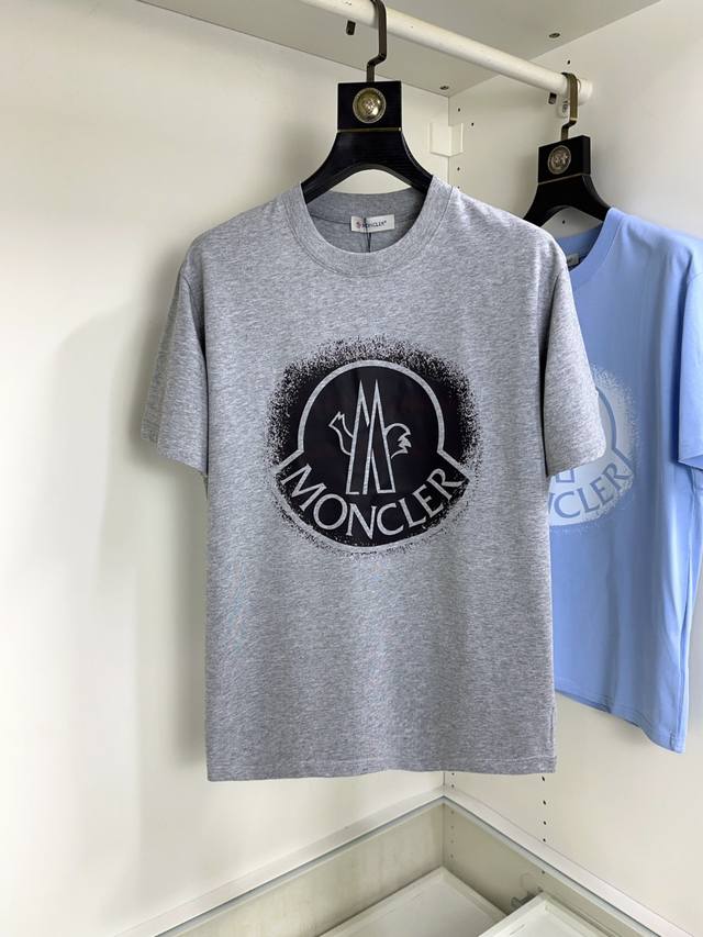 Moncler 蒙口 顶级圆领休闲短袖高级定制百搭款式 任何人都可以轻松驾驭 面料全订制工艺 胸前奢华经典品牌最新Logo设计，非常显档次懂货的必须入！版型剪裁