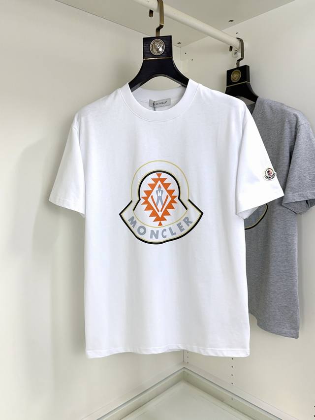 棉麻 Moncler 蒙口 顶级圆领休闲短袖高级定制百搭款式 任何人都可以轻松驾驭 面料全订制工艺 胸前奢华经典品牌最新Logo设计，非常显档次懂货的必须入！版