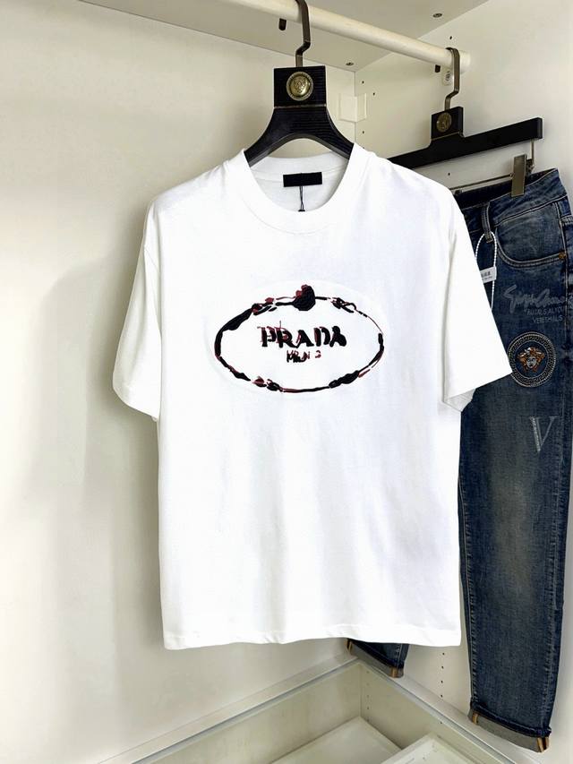 高版本 Prada 普拉达 胖哥福音最大可穿200斤高版本 顶级圆领休闲短袖高级定制百搭款式 任何人都可以轻松驾驭 面料全订制工艺 胸前奢华经典品牌最新Logo