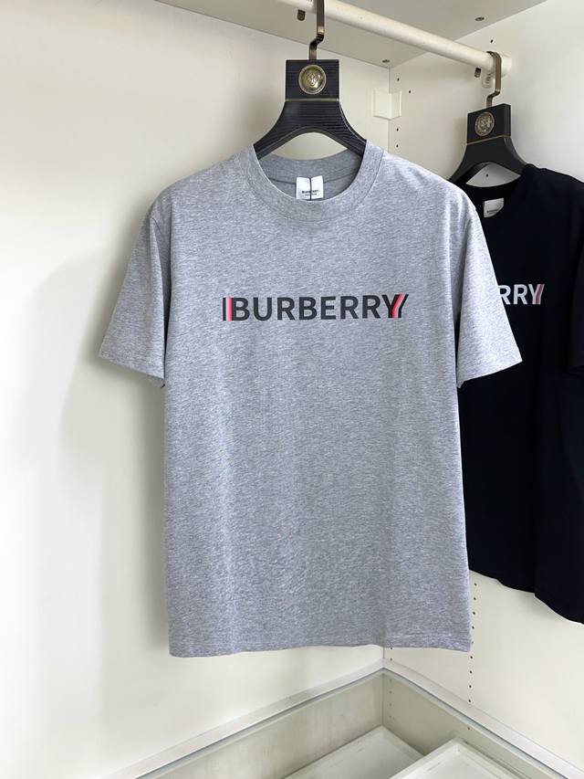 Burberry 巴宝莉 顶级圆领休闲短袖高级定制百搭款式 任何人都可以轻松驾驭 面料全订制工艺 胸前奢华经典品牌最新Logo设计，非常显档次懂货的必须入！版型