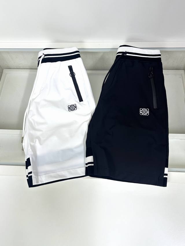Loewe 罗意威 专柜最新款 松紧带休闲运动短裤 专柜面料打造 手感柔软 轻薄透气 专柜现在售 纯色 一比一原版细节 做工无可挑剔 上身有型超帅气 细节完美