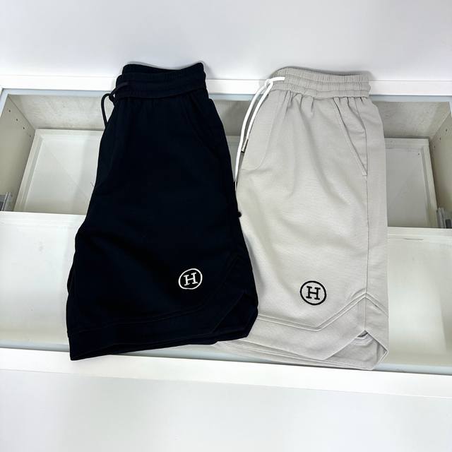 Hermes 爱马仕 专柜最新款 松紧带休闲运动短裤 专柜面料打造 手感柔软 轻薄透气 专柜现在售 纯色 一比一原版细节 做工无可挑剔 上身有型超帅气 细节完美
