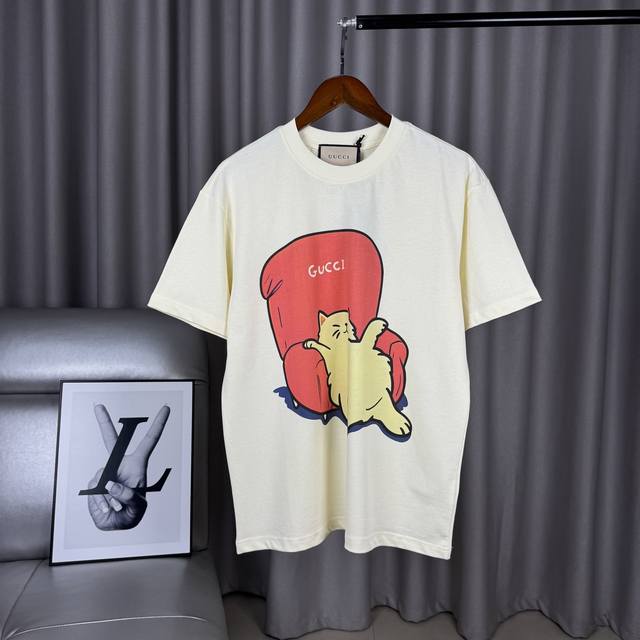 独家臻品 古驰限定动物系列葛优躺小猫印花短袖沙发躺平慵懒猫圆领T恤男女同款 -满印雪梨纸全套1:1定制辅料定制三标Yuan版吊牌Logo包装袋 -面料采用280