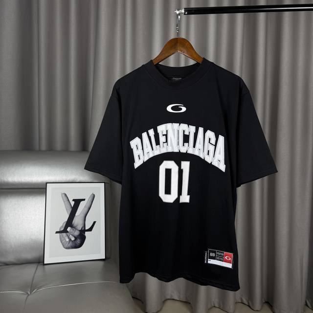 经典黑 独家臻品 巴黎世家Basketball系列刺绣字母印花圆领短袖01球衣T恤 -全套1:1定制辅料定制三标Yuan版吊牌Logo包装袋 -面料采用280G