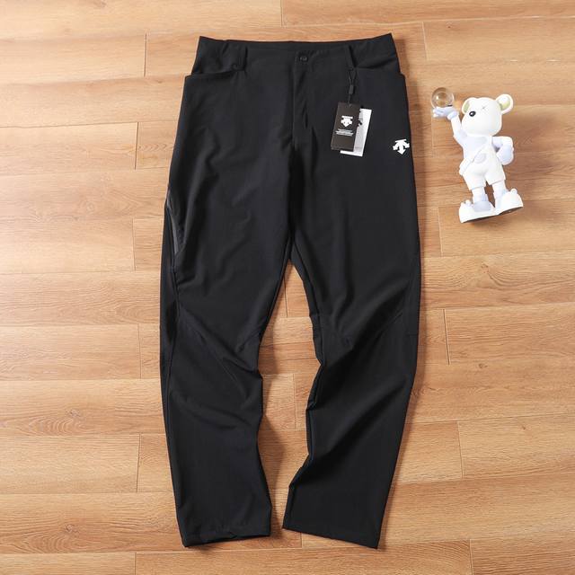 供 春夏季新品！Descente 迪桑特科技户外长裤 轻量户外机能透气防泼水休闲裤 功能级牛货！ 高级的梭织面料 原厂面料及工艺 细节 品质堪称顶品 别出心裁的