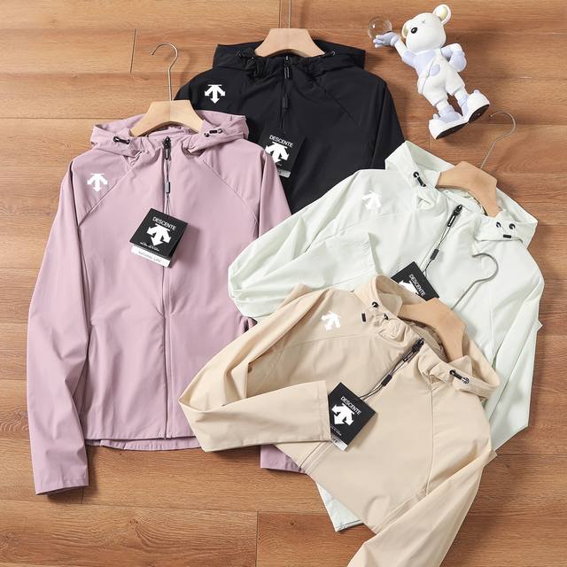 供 Descente 迪桑特夏季新款女士户外防晒衣情侣款连帽皮肤衣外套。采用防风防泼水轻薄面料柔软透气，面料87.6%锦纶12.4%氨纶。面料主打轻量透气防晒，