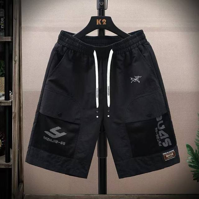 供 Arcteryx 始祖鸟25夏季新款休闲五分短裤，休闲运动都可驾驭，夏季出行必备百搭短裤 采用亲肤科技面料，手感舒适，细腻亲肤，让穿着更合身，亲肤不紧绷，耐