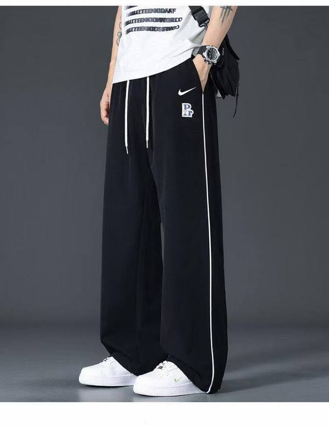 供 耐克 Nike 进口印花Logo梭织衬里休闲裤 情侣款 夏季透气百搭休闲冰感裤，专为炎热夏天而生，避免蚊虫叮咬 细节做工辅料1:1 订做， 原版购入，面料定