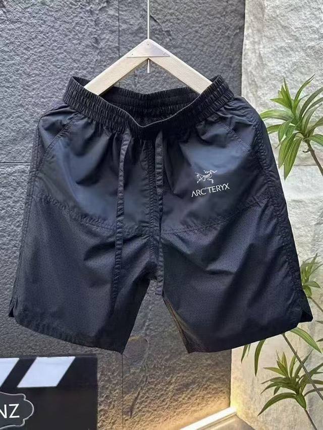 供 Arc'teryx始祖鸟防刮耐磨立裁男士户外休闲五分速干短裤 城市机能户外 城市通勤系列运动短裤~2025年夏季最新款柜上在售 户外3D立体剪裁，裤子上身舒