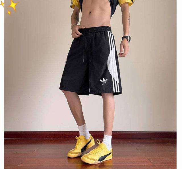 供 Adidas 阿迪达斯 三叶草经典三条杠直筒运动短裤休闲裤美式街头宽松休闲短裤，男女同款。 阿迪每年都会推出经典畅销款，这款最新系列梭织短裤可以说最好看了，