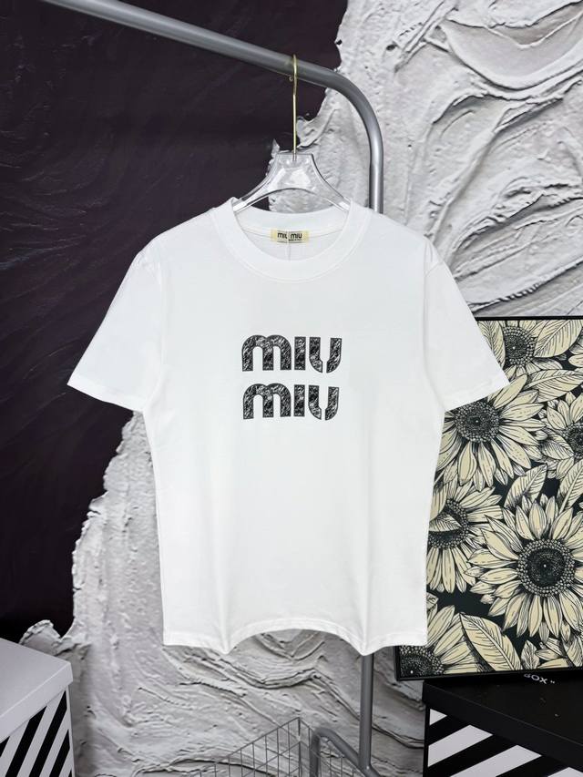 款号Aa23160 Miu Miu缪缪胸口经典胶印字母短袖 Miu Miu 专柜同款 采用280G纯棉面料 32支双纱 拿手上非常有质感 立体 大气 夏天百搭好