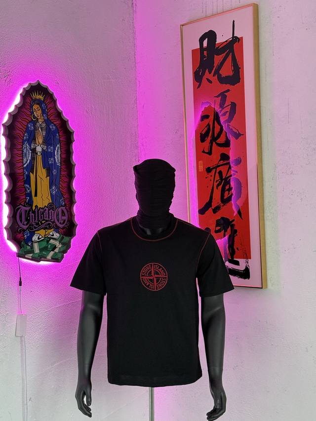 石头岛Stone Island Ss25 蛇年限定系列 胸前Logo刺绣休闲圆领短袖T恤 男女同款黑灰两色 定制雅韵黑绸棉麻平纹料 细腻平滑 舒适亲肤 胸前标志