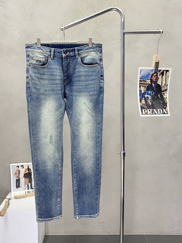 Armani阿玛尼独家专供新款牛仔裤高端版本！专柜定制面料 透气舒适度高，细节无可挑剔，品牌元素设计理念，体现高品质。手感细腻柔软！呈现休闲裁剪，上身版型超赞！