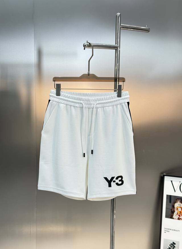 短袖 短裤 Y-3*山本耀司超高品”2025S新款运动天丝五分短裤男女同款！休闲运动风格.Y3新推系列将条纹织带巧妙融入运动装设计，塑就一系列充满复古风情的运动