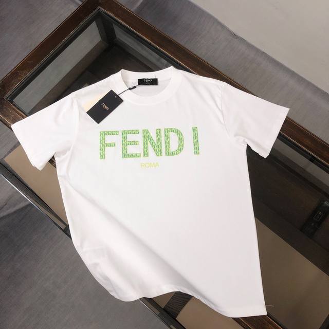 Fendi 芬迪 春夏最新情侣款短袖T恤 全套定制辅料～精致绿色老花字母Logo印花工艺设计～定制纯棉面料，立体的同时又不会有闷湿感～舒适性与透气性兼优可亲肤，